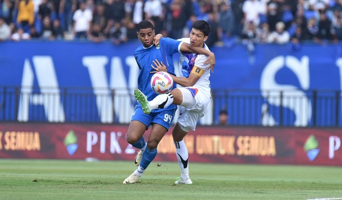 Uilliam Barros (biru) di laga Persib vs Port FC.
