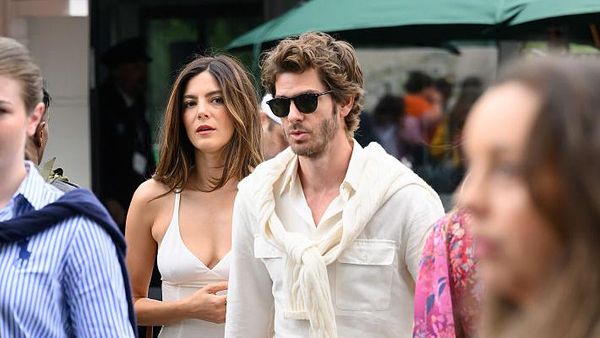 Gaya Serasi Andrew Garfield Go Public Bareng Monica Barbaro di Wimbledon