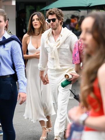 Gaya Serasi Andrew Garfield 'Go Public' Bareng Monica Barbaro di Wimbledon