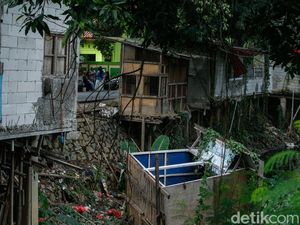 Bangunan Liar di Atas Kali Karang Satria Bekasi Roboh Diterjang Arus