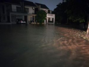 Perumahan di Ciputat Tangsel Banjir Imbas Tanggul Jebol, Warga Dievakuasi Perumahan di Ciputat Tangsel Banjir Imbas Tanggul Jebol, Warga Dievakuasi