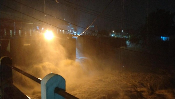 Bendung Katulampa siaga 3 malam ini. (M Sholihin/detikcom)