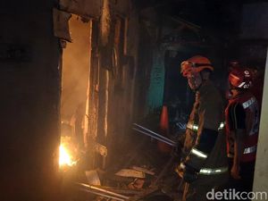2 Rumah Terbakar di Pekalongan, 1 Pemadam Pingsan Hirup Asap 2 Rumah Terbakar di Pekalongan, 1 Pemadam Pingsan Hirup Asap