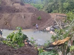 Jembatan Gantung di Enrekang Putus Diterjang Banjir, Warga Patungan Perbaiki