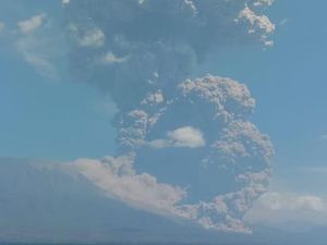 Wings Air Batal Terbang Gara-gara Erupsi Lewotobi dan Ile Lewotolok Wings Air Batal Terbang Gara-gara Erupsi Lewotobi dan Ile Lewotolok