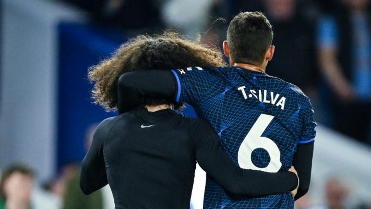 Antusiasme bek Chelsea Marc Cucurella (kiri) melawan Fluminense, yang dikapteni Thiago Silva. (Foto: AFP/GLYN KIRK)