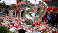 Fans yang berduka terus berkumpul di halaman Stadion Anfield. Kedua bersaudara itu diyakini telah menyetir ke feri di Spanyol untuk melakukan perjalanan ke Inggris ketika Lamborghini mereka keluar jalur dan terbakar setelah tengah malam pada hari Kamis. Foto: REUTERS/Phil Noble