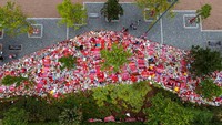 Foto drone pada hari Senin (7/7) menunjukkan besarnya penghormatan di luar stadion Anfield di Liverpool untuk Diogo Jota, setelah kematiannya minggu lalu. Foto: REUTERS/Phil Noble