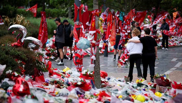 Foto Udara Karangan Bunga untuk Diogo Jota Banjiri Halaman Anfield A drone view shows people looking at floral tributes left outside Anfield Stadium following the death of Liverpool Football Club soccer player Diogo Jota, in Liverpool, Britain, July 7, 2025. REUTERS/Phil Noble REFILE - CORRECTING SURNAME FROM