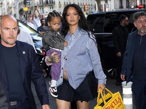 Foto: Gaya Slay Rihanna, Hamil Sambil Gendong Anak Pakai Heels di Paris Foto: Gaya Slay Rihanna, Hamil Sambil Gendong Anak Pakai Heels di Paris