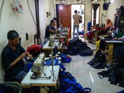 Geliat Industri Tas Rumahan Jelang Tahun Ajaran Baru