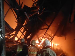 Si Jago Merah Hanguskan Gudang Mebel di Menur Surabaya