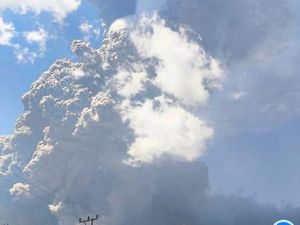 Dentuman Dahsyat, Gunung Lewotobi Laki-laki Meletus Muntahkan Abu 18 Km Dentuman Dahsyat, Gunung Lewotobi Laki-laki Meletus Muntahkan Abu 18 Km