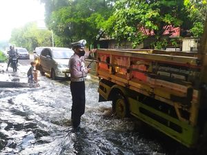 Jalan di Puri Kembangan Arah Ciledug Tak Bisa Dilewati Sementara karena Banjir