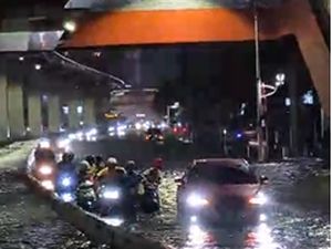 Jalan Rasuna Said Kuningan Banjir, Sejumlah Rute Bus TransJakarta Terganggu Jalan Rasuna Said Kuningan Banjir, Sejumlah Rute Bus TransJakarta Terganggu