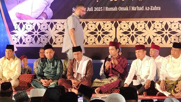 Kapolda Riau Irjen Herry Heryawan menghadiri akikah putra Ustaz Abdul Somad, di Kampar, Senin (7/7/2025).