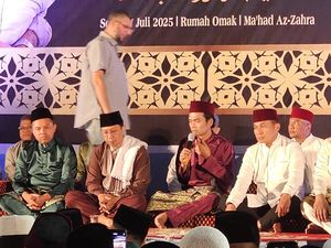 Kapolda Riau Hadiri Akikah Putra UAS, Ikut Gunting Rambut Sadeem Kapolda Riau Hadiri Akikah Putra UAS, Ikut Gunting Rambut Sadeem