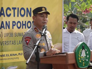 Kapolda Riau Hadiri Green Action Penanaman 300 Pohon di Kampus Unilak Kapolda Riau Hadiri Green Action Penanaman 300 Pohon di Kampus Unilak