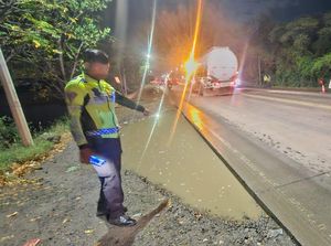 Pasutri Gresik Tewas Tabrak Bus Usai Gagal Nyalip Truk Pasutri Gresik Tewas Tabrak Bus Usai Gagal Nyalip Truk
