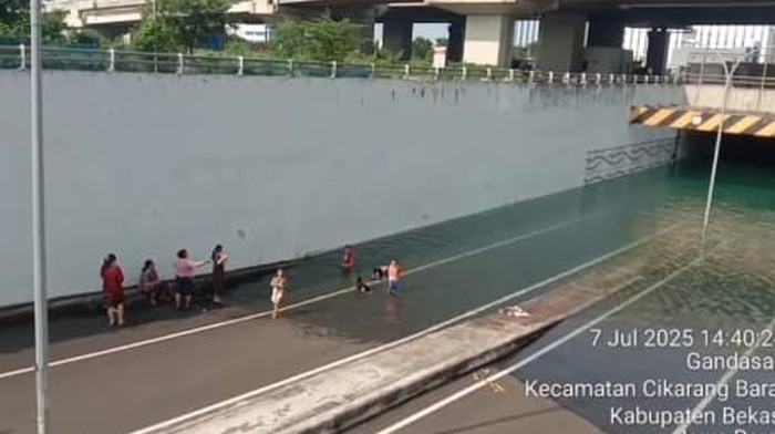 Kolong flyover di Cikarang Barat, Kabupaten Bekasi bermetamorfosis bak renang dadakan, Senin (7/7/2025).