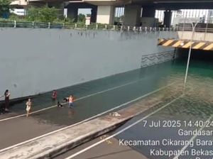 Jadi Kolam Renang Dadakan, Kolong Flyover Cikarang Barat Belum Beroperasi