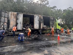 Truk Ekspedisi Paket Terbakar di Jalan Tol Lampung Ruas Terpeka Truk Ekspedisi Paket Terbakar di Jalan Tol Lampung Ruas Terpeka