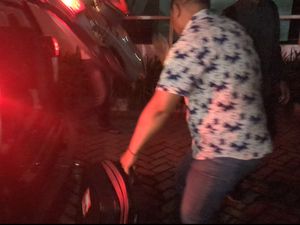 Penyidik KPK Keluar Gedung Pemkab Lamongan Bawa 1 Koper