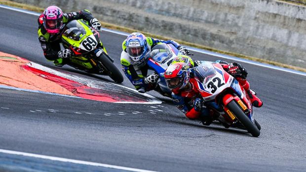 Pembalap muda Indonesia M Kiandra Ramadhipa cetak sejarah usai meraih podium pertama di European Talent Cup (ETC) di Prancis yang jadi bagian FIM JuniorGP World Championship, 5-6 Juli 2025. (Dok. Astra Honda Racing Team)