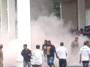 Demo Tolak Revisi Over Dimensi-Overload di Gorontalo Diwarnai Saling Dorong Demo Tolak Revisi Over Dimensi-Overload di Gorontalo Diwarnai Saling Dorong