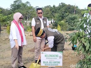 Raja Juli Tanam Bibit Pohon Buah di Labuan Bajo, Sasar Pasar Pariwisata Raja Juli Tanam Bibit Pohon Buah di Labuan Bajo, Sasar Pasar Pariwisata