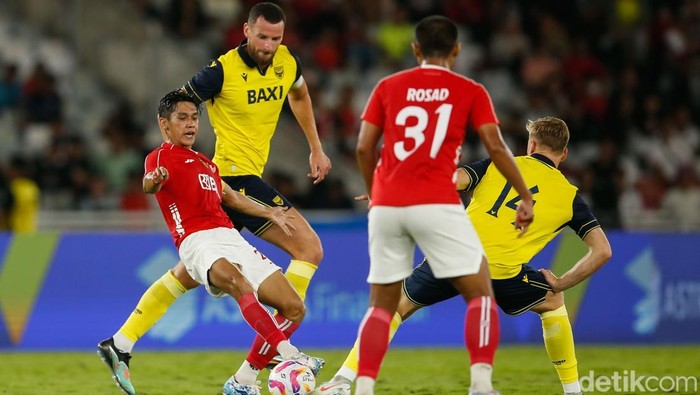 Oxford United Tumbangkan Liga Indonesia All Star 6-3 Oxford United tampil dominan saat menghadapi Liga Indonesia All Star di Piala Presiden 2025. Sembilan gol tercipta, Ole Romeny dkk menang 6-3.
Indonesia All Star menghadapi Oxford United di Stadion Gelora Bung Karno, Minggu (6/7/2025) malam WIB
