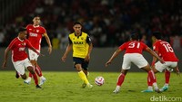 Oxford memperlebar keunggulannya pada menit ke-53. Kegagalan Bagas Kaffa mengontrol bola lambung di pertahanan membuat Tom Bradshaw menerimanya di depan kiper. Bradshaw dengan tenang menaklukkan kiper.