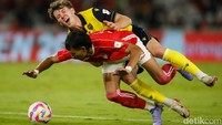 Oxford mencetak gol ketiga pada menit ke-45. Michal Helik memanfaatkan keunggulan fisiknya untuk menanduk umpan silang dari kiri.
