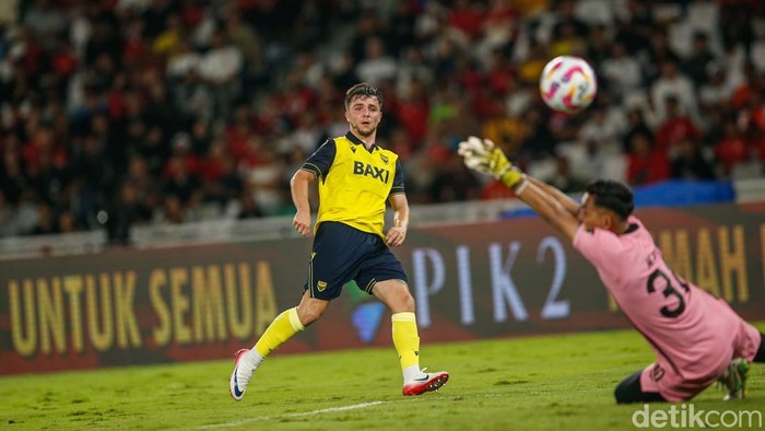 Oxford United tampil dominan saat menghadapi Liga Indonesia All Star di Piala Presiden 2025. Sembilan gol tercipta, Ole Romeny dkk menang 6-3. Indonesia All Star menghadapi Oxford United di Stadion Gelora Bung Karno, Minggu (6/7/2025) malam WIB.