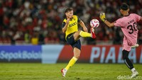 GOL! Oxford mencetak gol kedua pada menit ke-30. Harris menerima umpan di belakang pertahanan Indonesia All Star dan mengecoh kiper, lalu leluasa menceploskan bola ke gawang.