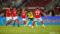 Meski di bawah tekanan, Indonesia All Star menyamakan kedudukan pada menit ke-14. Memanfaatkan backpass ceroboh Phillips dipotong Riko Simanjuntak dan dicocor ke dalam gawang.