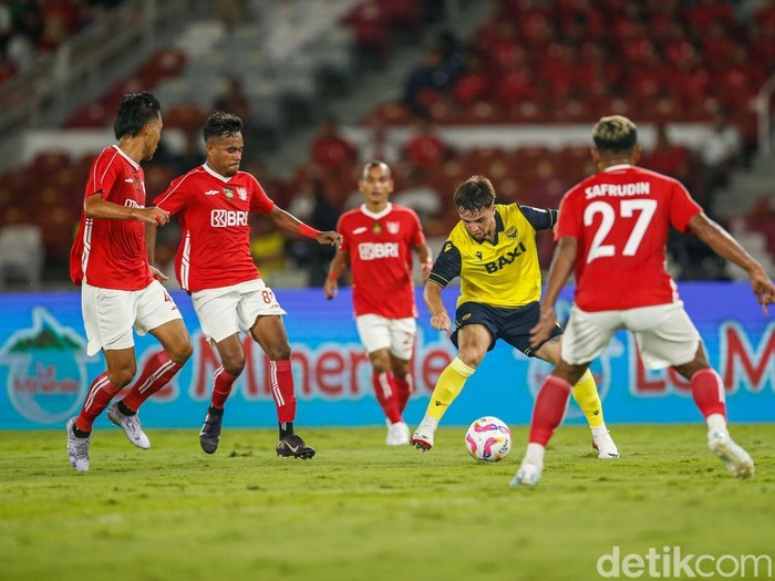 Oxford United tampil dominan saat menghadapi Liga Indonesia All Star di Piala Presiden 2025. Sembilan gol tercipta, Ole Romeny dkk menang 6-3. Indonesia All Star menghadapi Oxford United di Stadion Gelora Bung Karno, Minggu (6/7/2025) malam WIB.