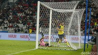 Przemyslaw Placheta menambah gol Oxford tiga menit berselang. Ia merangsek dari tengah dan melepaskan tembakan jarak jauh terukur ke pojok kiri gawang yang dikawal Reza Arya.