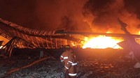 Pabrik Sepatu di Ngawi Terbakar Hebat