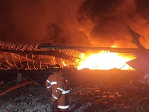 Pabrik Sepatu di Ngawi Terbakar Hebat Pabrik Sepatu di Ngawi Terbakar Hebat