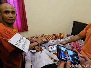 Rekonstruksi Perampokan Sadis Gresik, Adegan Pembunuhannya Bikin Ngilu Rekonstruksi Perampokan Sadis Gresik, Adegan Pembunuhannya Bikin Ngilu