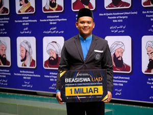 UAD Beri Beasiswa Kedokteran Rp 1 M untuk Edward Anak Petani Sragen