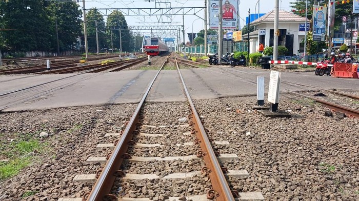 PT Kereta Api Indonesia (Persero) Daerah Operasi 1 Jakarta akan melakukan perbaikan jalur yang bersifat urgent pada perlintasan sebidang kereta api di Jl. Perjuangan, tepatnya pada km 26+7/8 yang berada di jalur II, III, V, dan VI daerah Stasiun Bekasi.