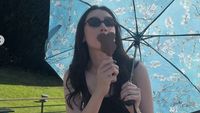 Pesona Natasha Ryder Saat Pose di Resto Prancis hingga Makan Es Krim