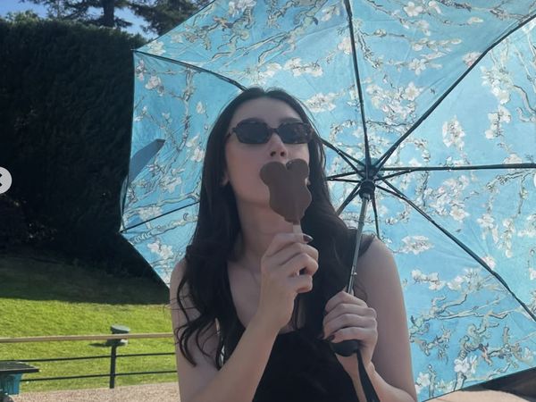 Pesona Natasha Ryder Saat Pose di Resto Prancis hingga Makan Es Krim