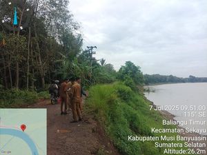 Longsor di Muba, Akses Jalan Terdampak 20 Meter dengan Ketinggian 17 Meter Longsor di Muba, Akses Jalan Terdampak 20 Meter dengan Ketinggian 17 Meter