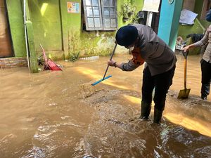 Polisi Bantu Bersih-bersih Rumah Warga Terdampak Banjir di Kebon Pala Jaktim Polisi Bantu Bersih-bersih Rumah Warga Terdampak Banjir di Kebon Pala Jaktim