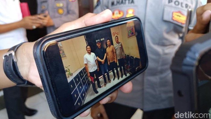 Polisi menampilkan foto Kompol I Made Yogi Purusa Utama dan Ipda Haris Chandra di saat  berada di dalam Rutan Polda NTB. (Foto: Abdurrasyid Efendi/detikBali).
