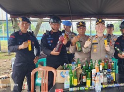 Polisi Sita Puluhan Miras dan Flare yang dibawa Bobotoh di SJH