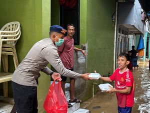 Polisi Dirikan Dapur Lapangan-Cek Kesehatan Warga Jaktim Terdampak Banjir